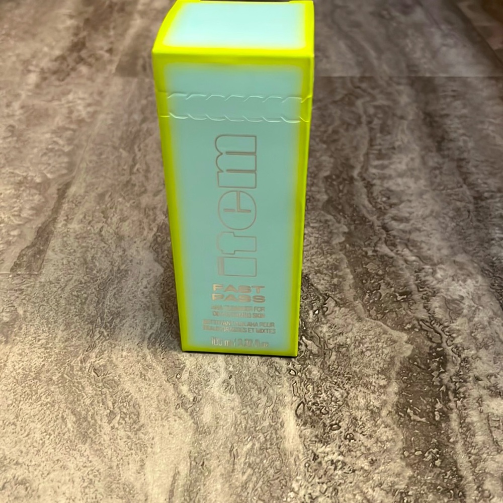 Item Beauty by Addison Rae - Fast Pass AHA Gel Cleanser - 100 ml/ 3.38 fl oz